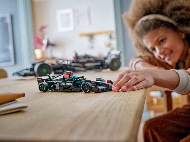 Voiture de course Mercedes-AMG F1 W15 (77244)